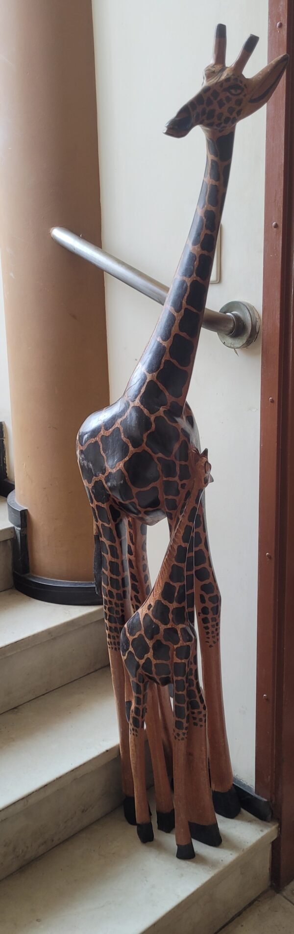 Escultura De Madeira De Girafa Africana junto com filho - Imagem 4