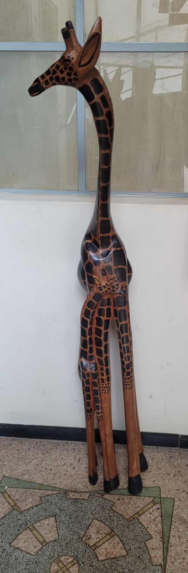 Escultura De Madeira De Girafa Africana junto com filho - Imagem 3
