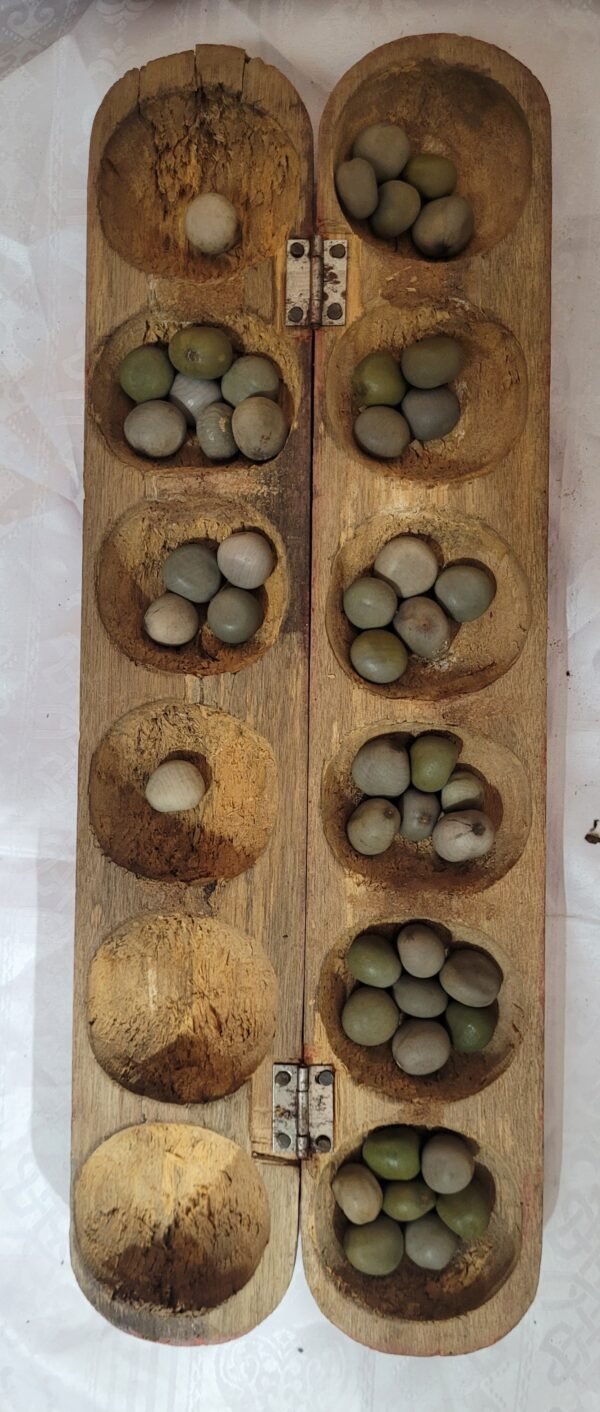 Jogo de Tabuleiro Africano Ancestral em Madeira: Mancala